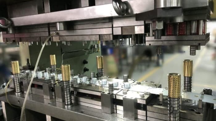 Presse à emboutir de précision