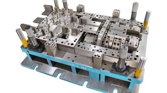 Centre d'usinage CNC industriel